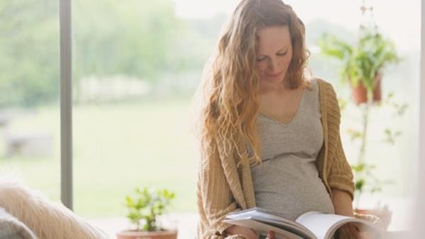 pregnant woman reading