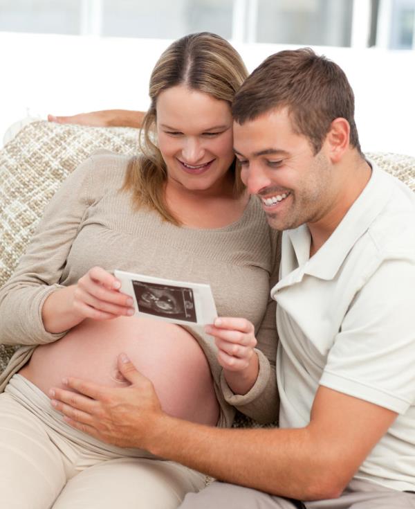 parents looking at ultrasound picture