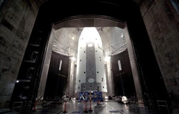 蓝色起源公司在美国宇航局格伦成功测试了新型格伦火箭的巨大鼻锥