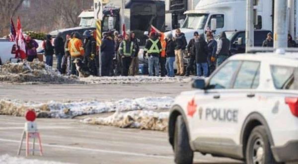 随着卡车司机抗议活动加剧，加拿大各省开始放宽对新冠肺炎的规定
