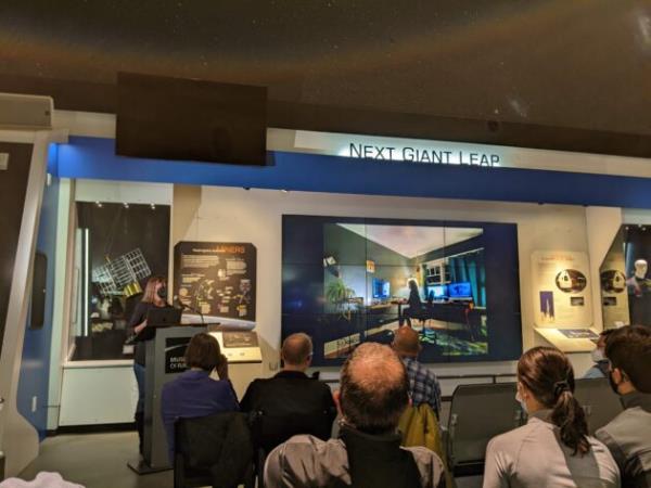 西雅图的飞行博物馆庆祝“毅力”号登陆火星一周年