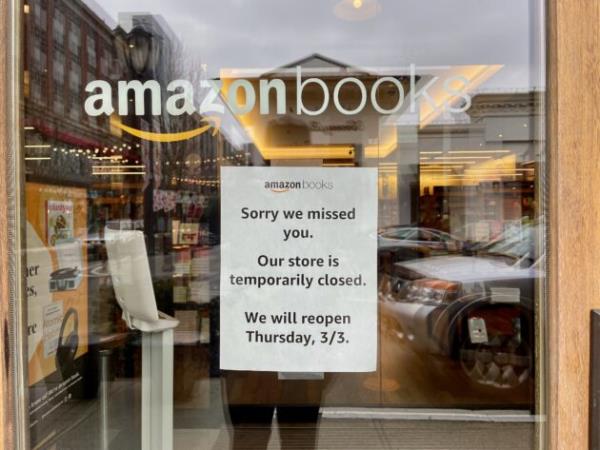 亚马逊关闭实体书店的决定令人惊讶、沮丧和高兴