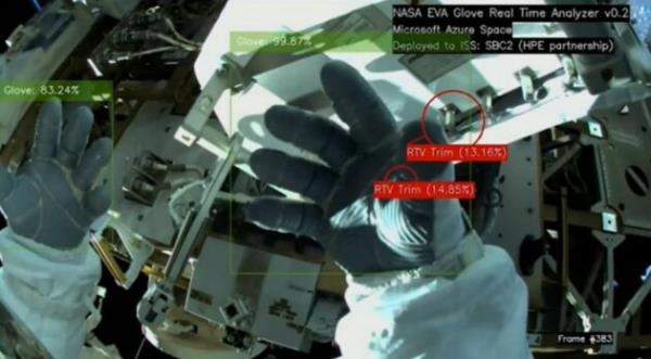 微软和惠普在国际空间站上对人工智能进行了测试……带着手套