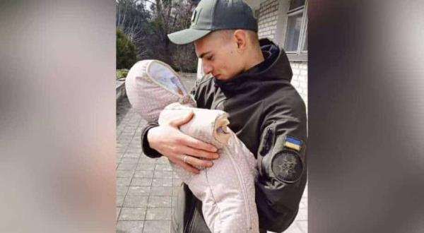 喜悦的时刻:乌克兰士兵第一次抱着新生婴儿