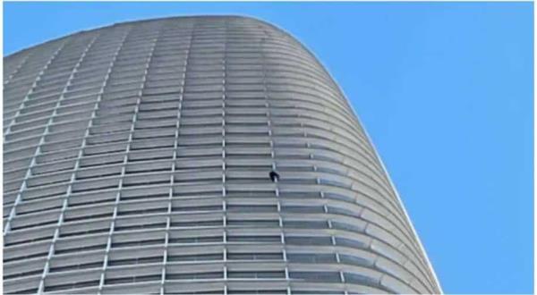 反堕胎的“反堕胎蜘蛛侠”爬上旧金山的60层高楼