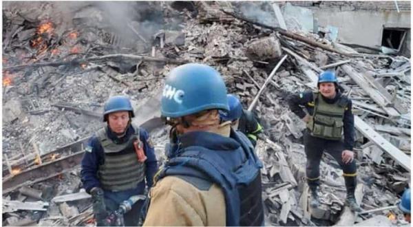 州长:俄罗斯轰炸乌克兰学校造成2人死亡，60人被困在废墟下