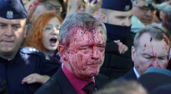 反战抗议者向俄罗斯驻波兰大使投掷红色油漆