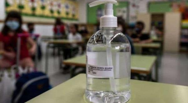 日本:学校的孩子们用消毒剂代替水，造成了可怕的混乱