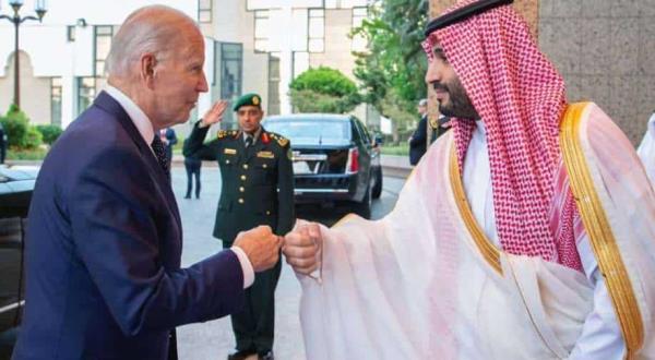 美国总统拜登在与沙特王储的重要会议开始时与王储碰拳