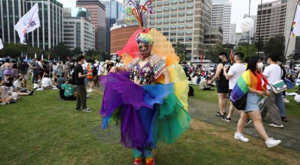韩国首都首尔庆祝三年来的首次骄傲游行