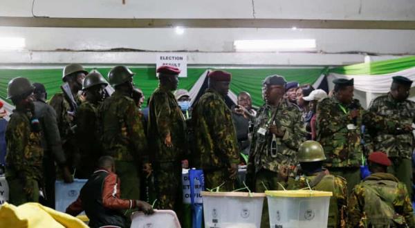 首先，肯尼亚媒体在紧张的总统选举中缓慢清点选票，指控存在舞弊行为