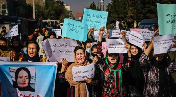 塔利班武装人员在喀布尔向空中开火，攻击妇女以阻止她们的抗议活动