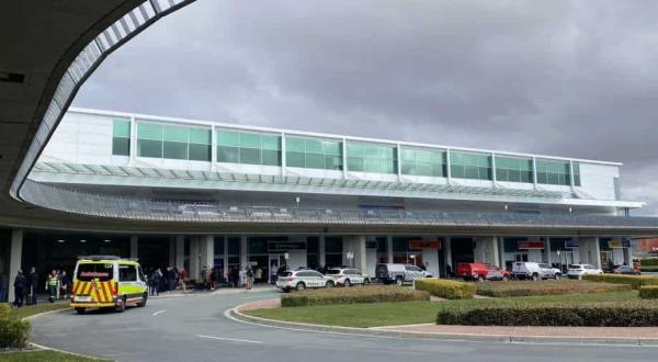 武装人员开火后堪培拉机场疏散;一个拘留