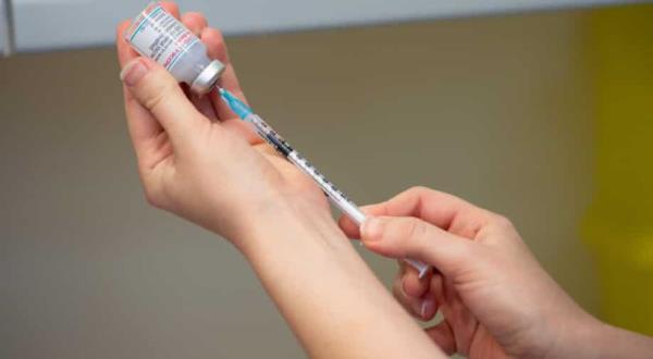 英国药品监管机构批准首个二价COVID-19增强疫苗
