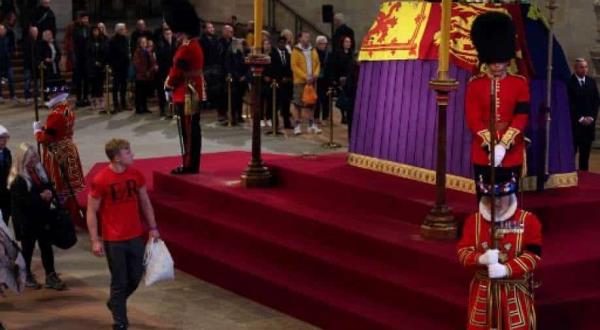 英国:28岁男子被控在女王棺材上扰乱公共秩序
