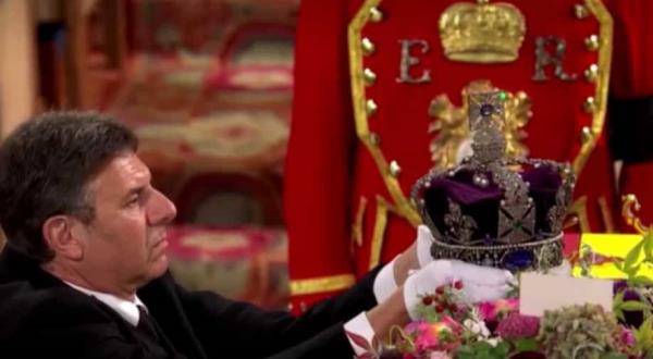 女王伊丽莎白二世的王冠从棺材里取下，正式结束了她的统治