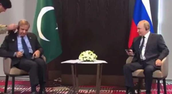 巴基斯坦总理谢里夫与耳机的斗争让普京对上海合作组织感到好笑