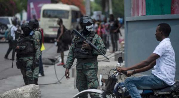 海地:2名记者在报道首都发生的暴力事件时被枪杀，并被纵火焚烧