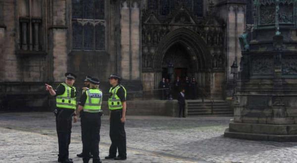 苏格兰警方逮捕了三名抗议女王死的人