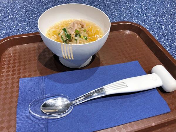 麒麟公司制作了电子碗和勺子，可以提高咸味
