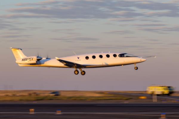 “太棒了”:Eviation公司的爱丽丝电动飞机在首次飞行测试后赢得了赞誉