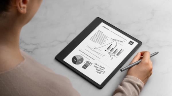 亚马逊发布了一款售价340美元的新型“Kindle Scribe”电子阅读器，它可以兼作电子笔记本