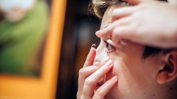可重复使用的隐形眼镜可能会增加感染罕见的可预防眼部感染的风险