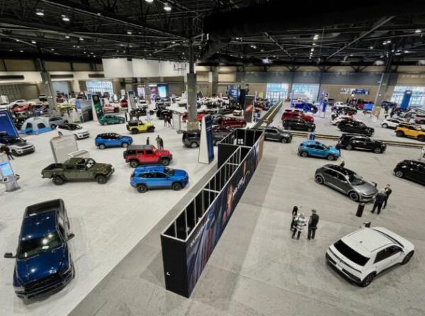 在西雅图汽车展内部，有更多的电动汽车和一辆“简直疯了”的悍马EV