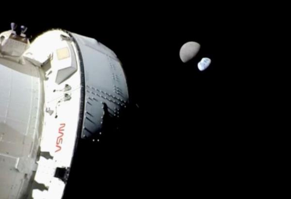 猎户座太空舱在阿耳忒弥斯奥德赛的最远点观看月球月食地球
