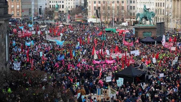 丹麦:数千人抗议取消公共假日
