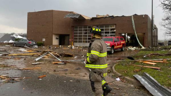 美国阿肯色州遭受“毁灭性”龙卷风袭击，至少24人受伤