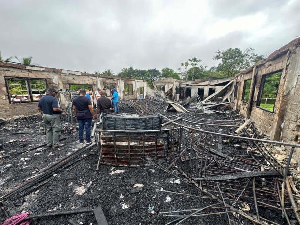 圭亚那学校宿舍火灾:女孩，15岁，被控19项谋杀罪