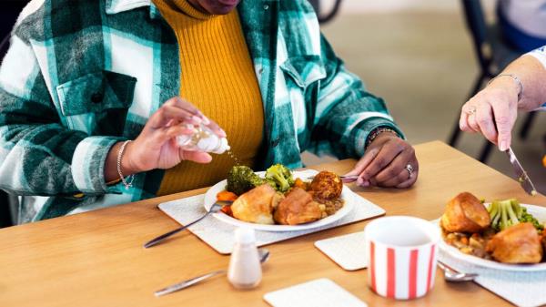 吃饭时总是吃盐可能会使你患肾病的风险增加29%