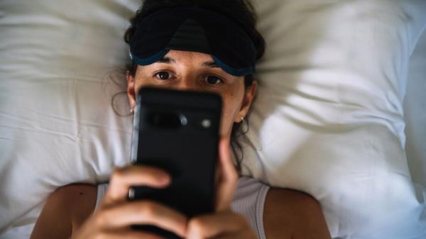 手机发出的蓝光会影响睡眠吗?我们所知道的