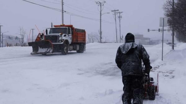 美国准备迎接更恶劣的天气;55人死于今年冬天最寒冷的天气