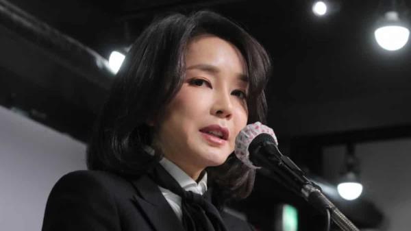 韩国第一夫人因接受牧师赠送的迪奥包而面临政府内部的批评