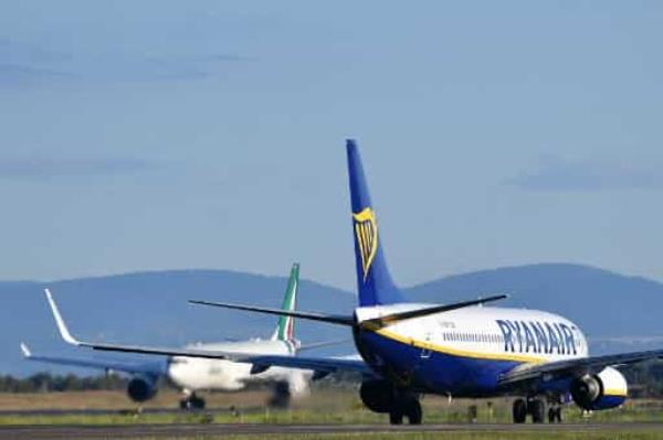 瑞安航空(Ryanair)的一架航班在空中发生斗殴后改飞葡萄牙;警察把一名男子拖下飞机视频
