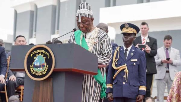 利比里亚总统约瑟夫·博阿凯在就职演说中僵住了