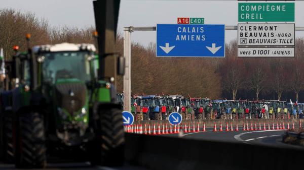 法国农民封锁高速公路，抗议政府，数千名警察出动
