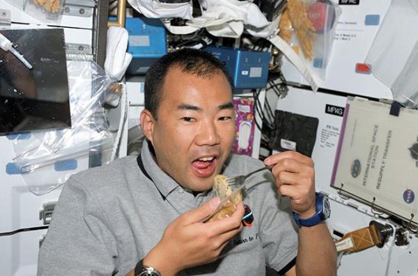 困在太空中，美味的食物是宇航员的生命线