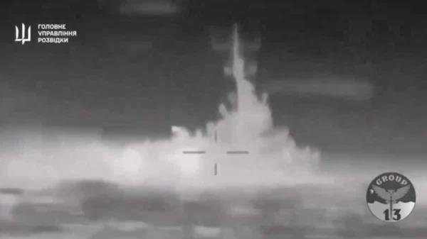观看:乌克兰公布了其军队在黑海击中俄罗斯导弹艇的瞬间视频