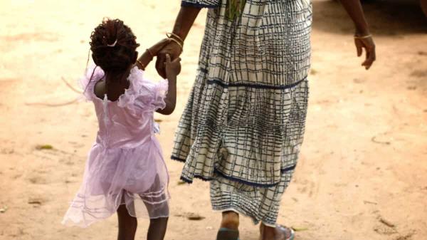 什么是女性生殖器切割，在塞拉利昂杀害年轻女孩的倒退做法?