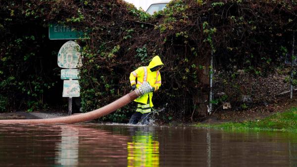 美国:威胁生命的风暴逼近加州，造成严重的洪水和泥石流威胁