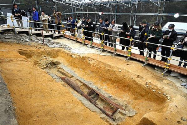 安葬于4世纪的5米长的木棺在奈良揭幕