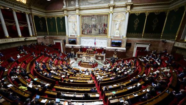 一名女医务人员声称拥有一名参议员的性录像带，这一丑闻笼罩着法国参议院