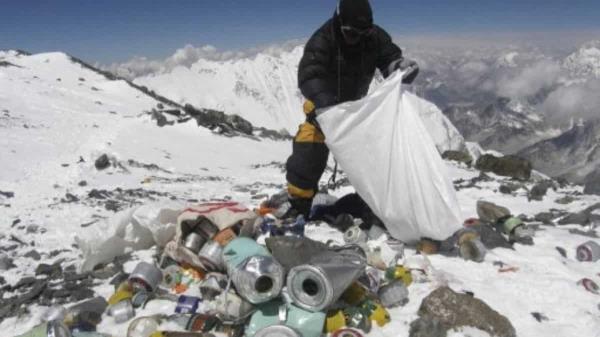 珠穆朗玛峰登山者被要求把粪便带回大本营