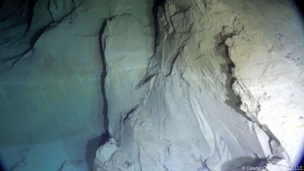 在3/11地震震中附近的海底发现了巨大的悬崖