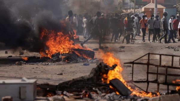 塞内加尔动乱:总统选举推迟引发抗议，三人死亡