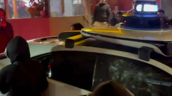 美国:自动驾驶汽车在旧金山被人群破坏并纵火