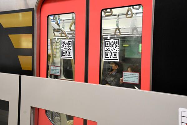 公务员在东京地铁系统上使用二维码确保安全